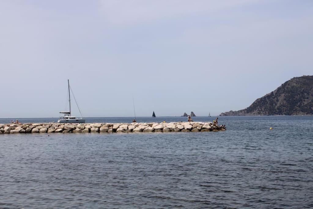 Studio L'Echappee Mandreenne Le Calme Entre Mer Et Foret Saint-Mandrier-sur-Mer Luaran gambar